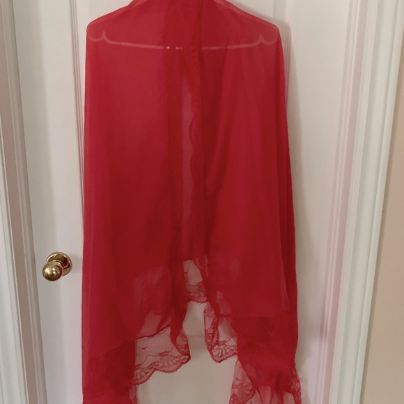 Large scarf with lace details - Picture 3 of 3